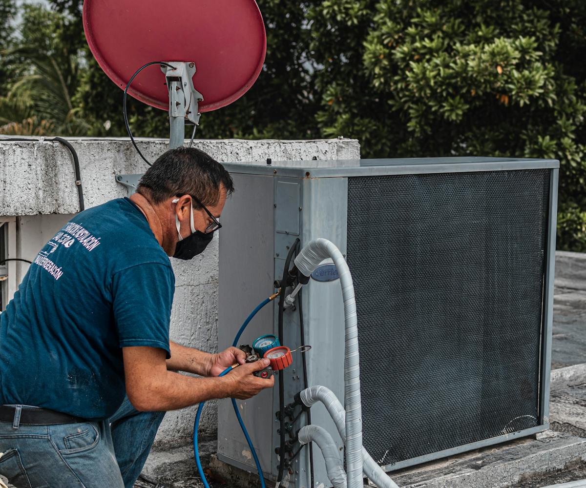 Monter podczas instalacji klimatyzatora split